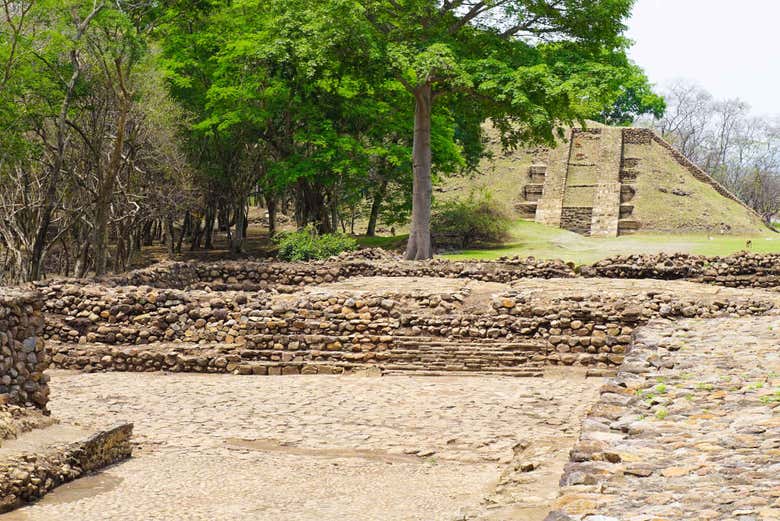 Contemplando la piramide di Cihuatán