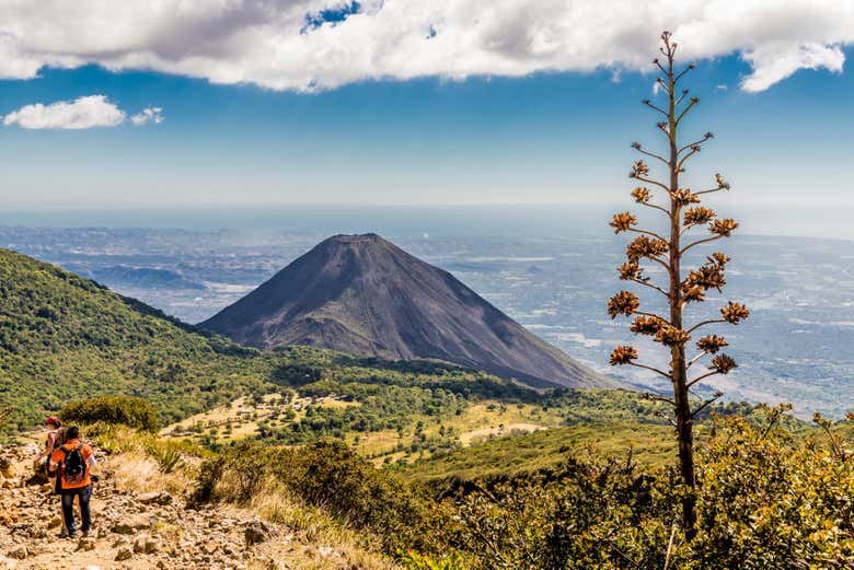 El paisaje del volcán Izalco desde los senderos del Santa Ana