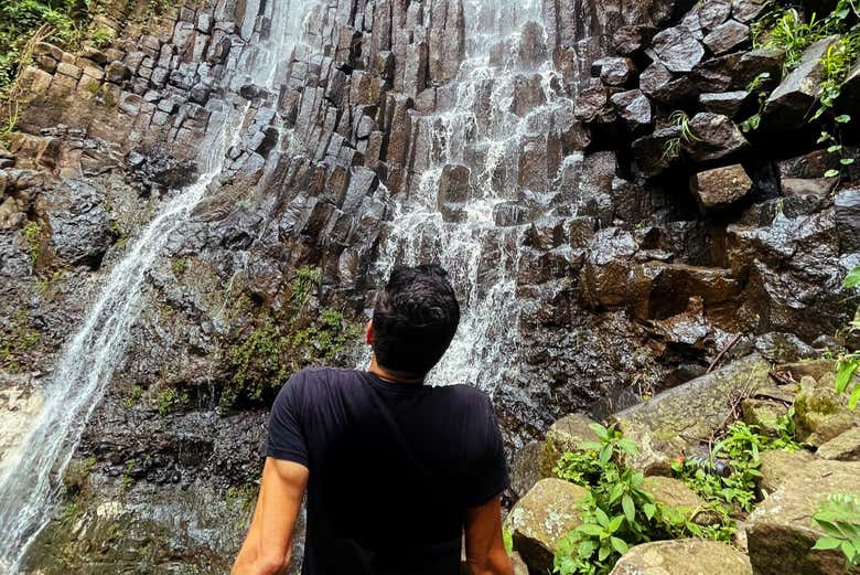Contemplando la caída de agua de Los Tercios