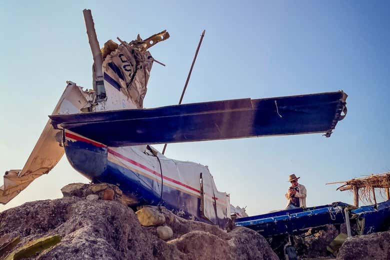 Explorando los restos de la avioneta accidentada