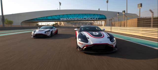 Conducción de un Aston Martin GT4 en el Circuito Yas Marina