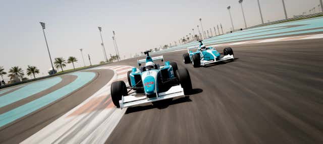 Conducción de un Fórmula 3000 en el Circuito Yas Marina