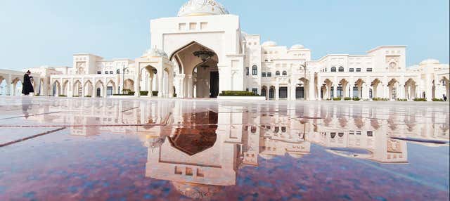 Entrada al palacio Qasr Al Watan