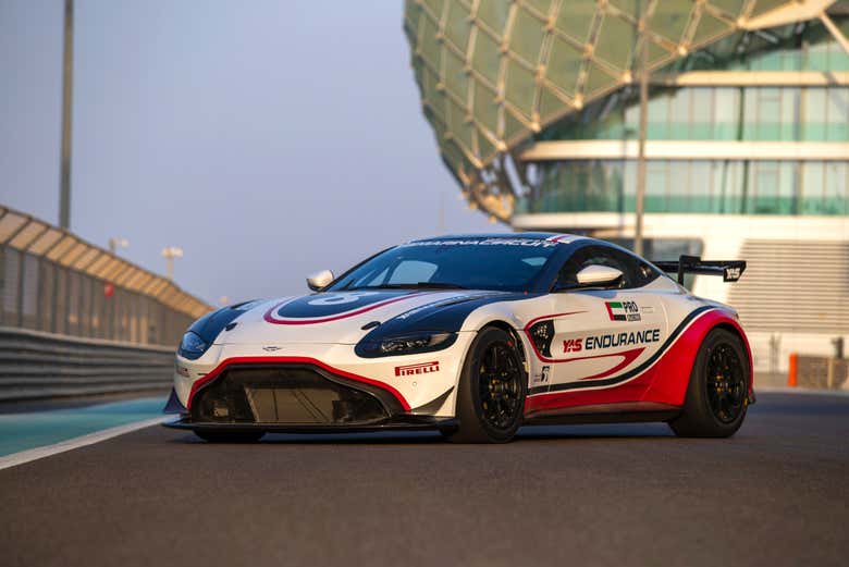 Aston Martin GT4 en el trazado de Yas Marina