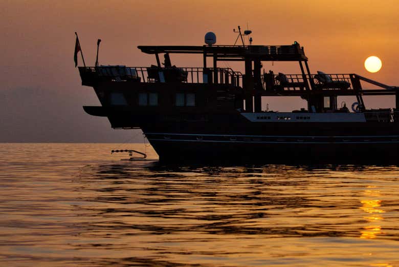 Atardecer de Abu Dhabi sobre un dhow