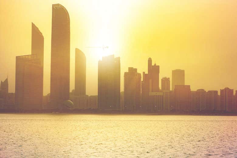 Pôr do sol sobre o skyline de Abu Dhabi