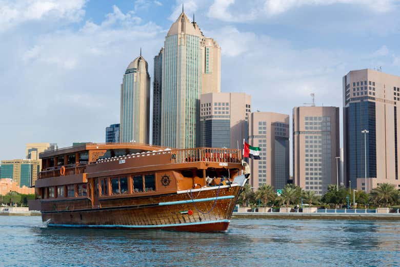 Barco dhow na costa de Abu Dhabi