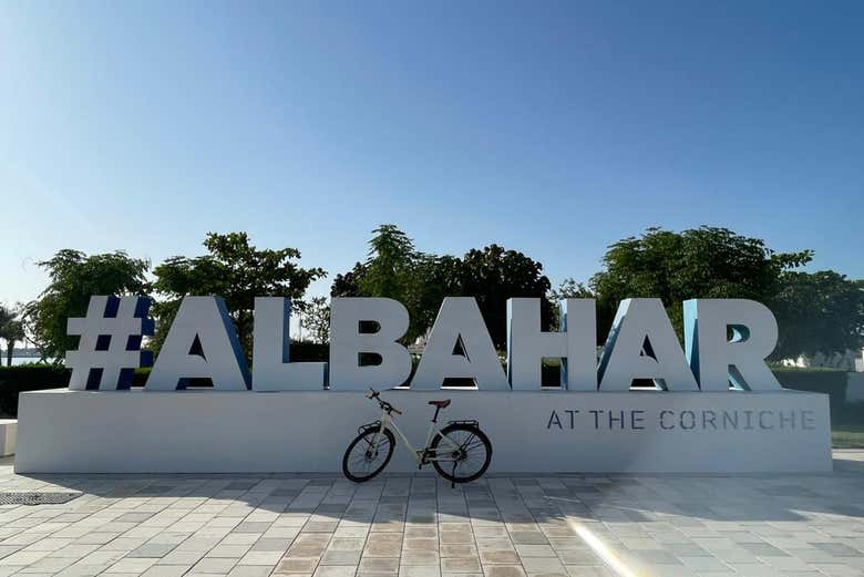Letrero de Al Bahar en Corniche