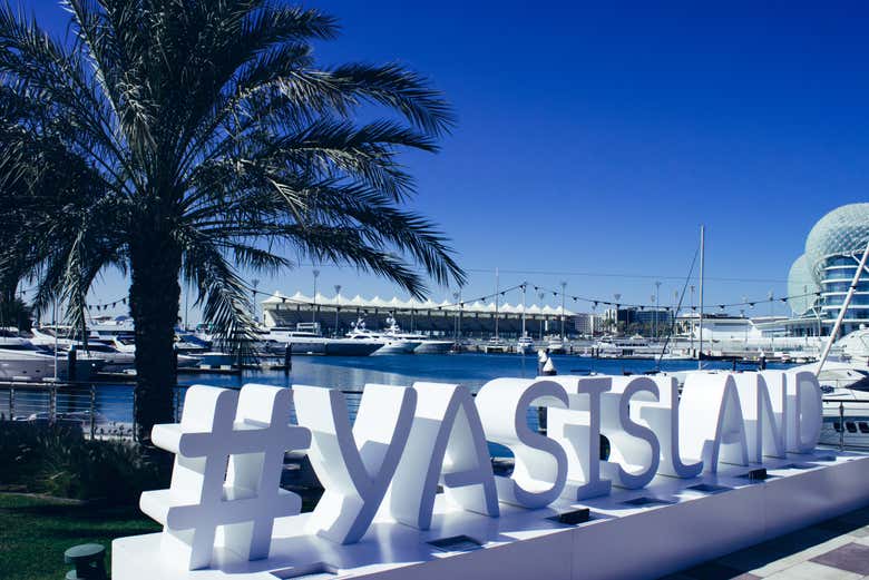 O passeio começa e finaliza em Yas Island