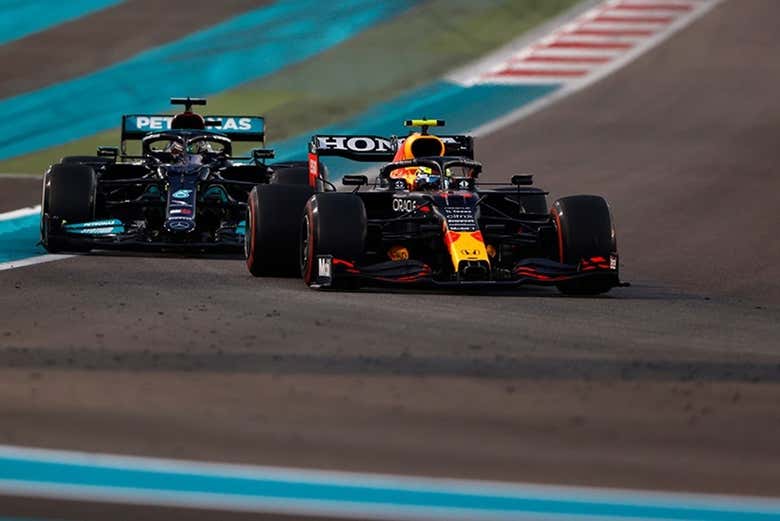 Coches de Fórmula 1 compitiendo en la pista de Yas Marina