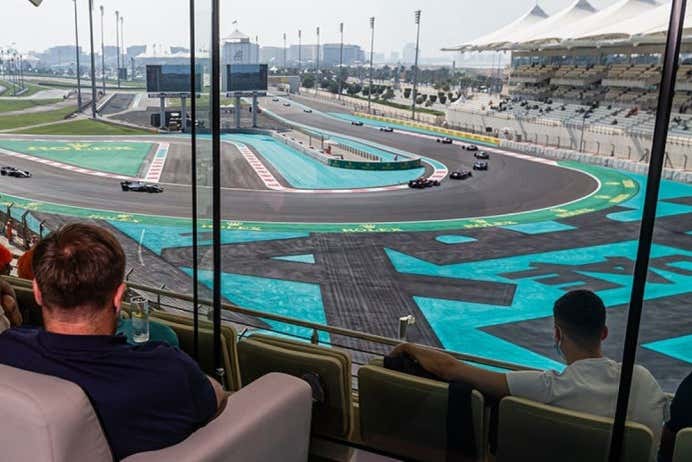 Contemplando el desarrollo de la carrera desde la grada