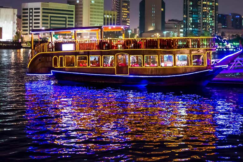 Dhow no anoitecer de Abu Dhabi