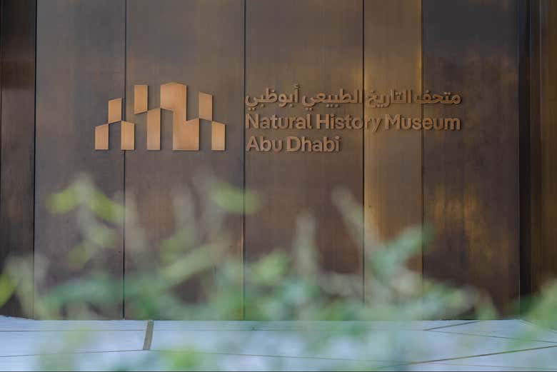En la entrada al Museo de Historia Natural de Abu Dhabi