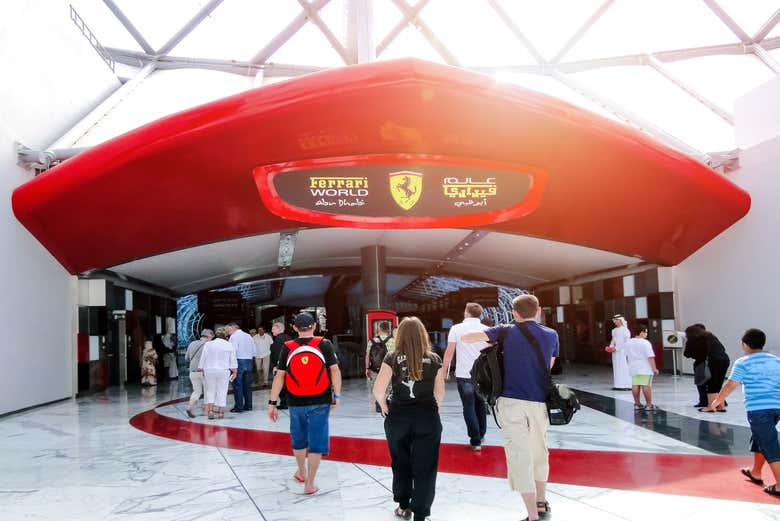 Entraremos no Ferrari World!