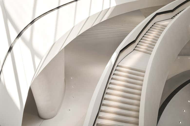 Escaleras en el vestíbulo del Museo Nacional Zayed