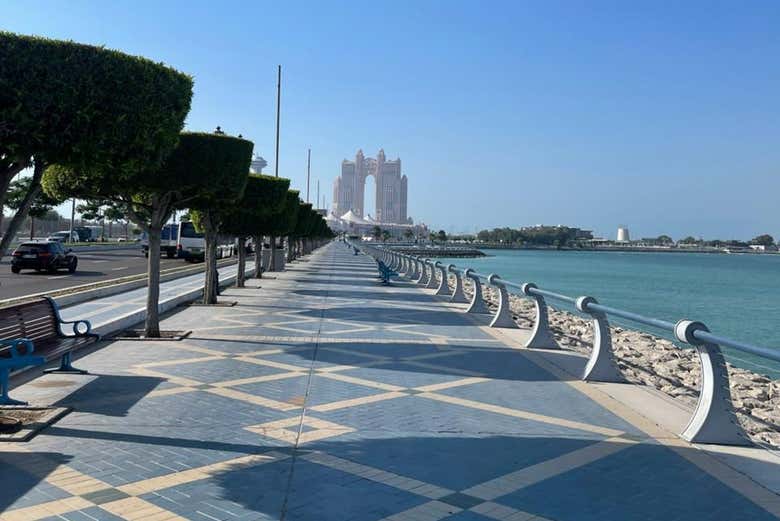 Paseo marítimo de la Corniche en Abu Dhabi