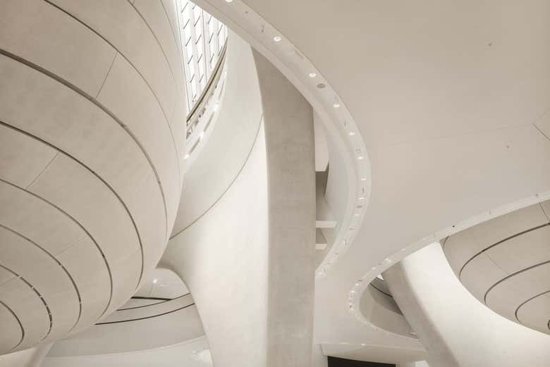 El interior destaca por sus formas orgánicas y la entrada de luz