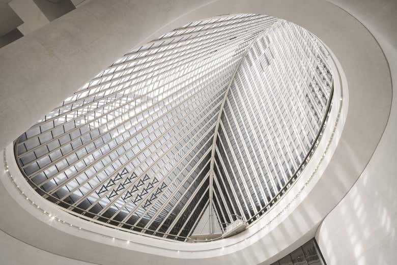 Estructura inspirada en las alas de un halcón