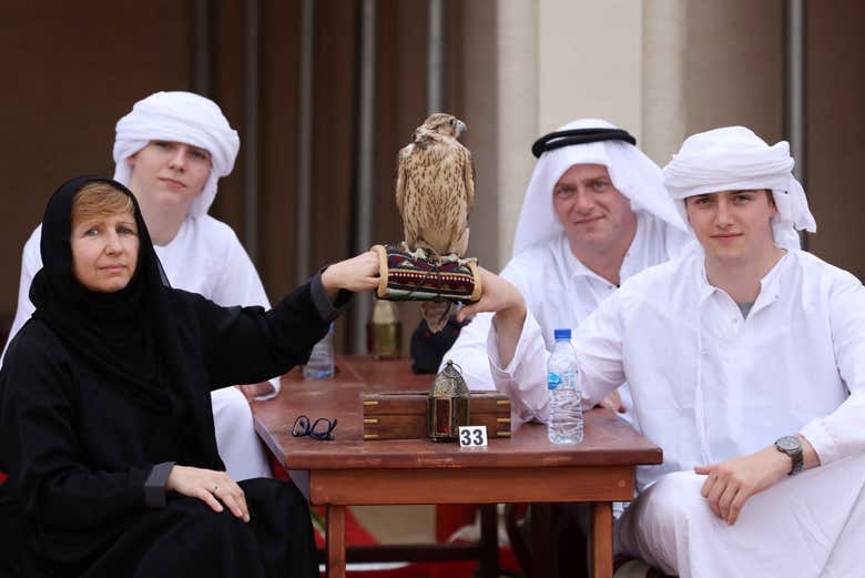 Turisti con un falco pellegrino