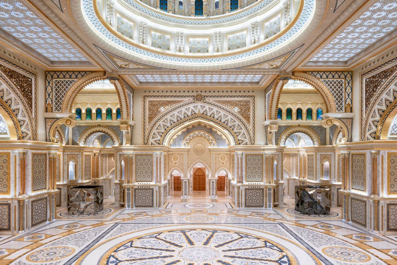 Recorriendo el interior del palacio Qasr Al Watan