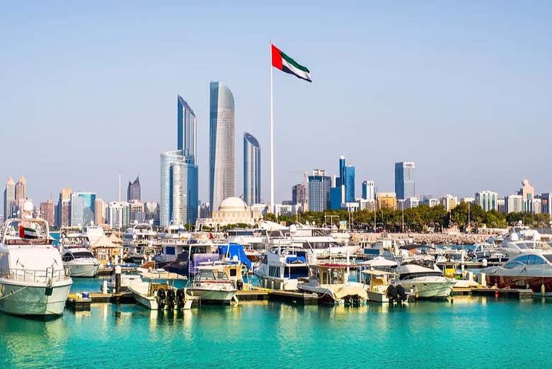 Vistas de Abu Dhabi saindo do barco