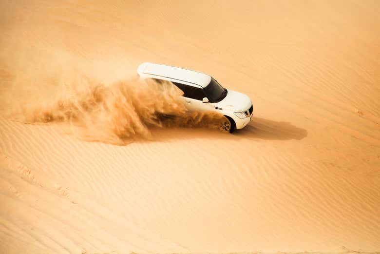 Sulle dune di Abu Dhabi in jeep