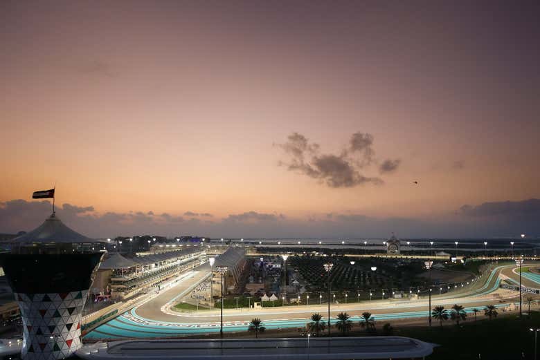 Vista nocturna del circuito Yas Marina
