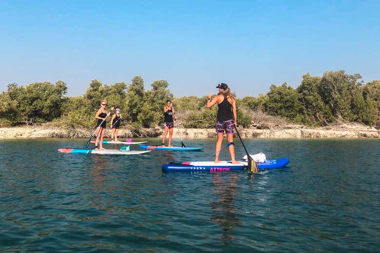 Practicando paddle surf en Abu Dhabi