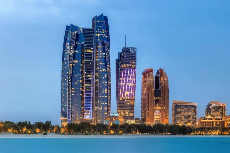 Panorâmica de Abu Dhabi ao anoitecer