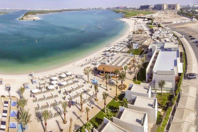 Panorâmica de Yas Beach