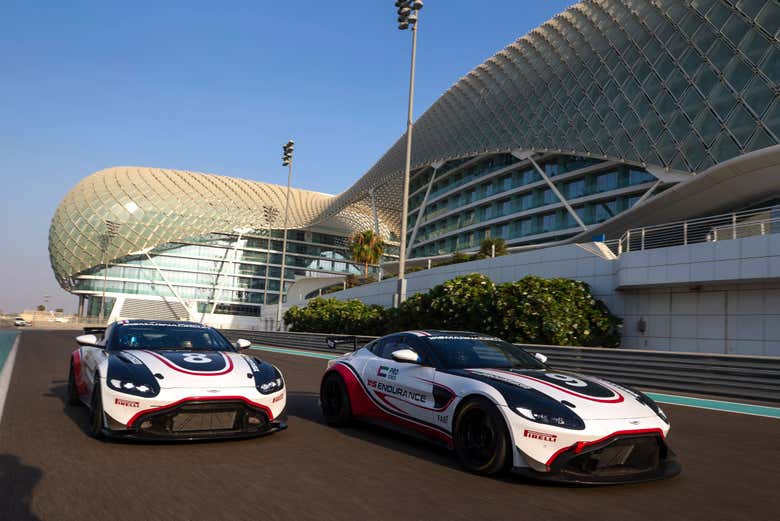 Dos Aston Martin GT4 en el circuito de Yas Marina
