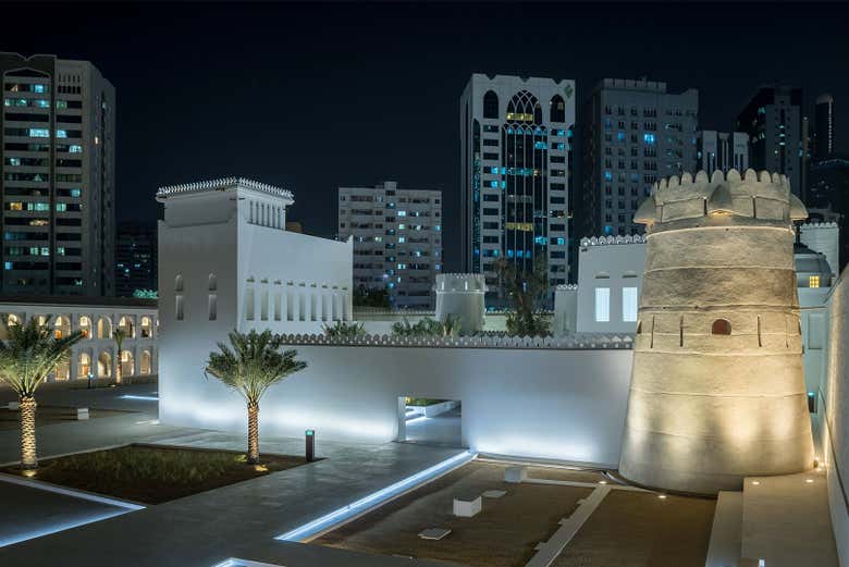 Qasr Al-Hosn au coucher du soleil