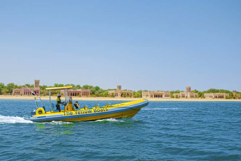 Percorrendo as águas de Abu Dhabi de lancha