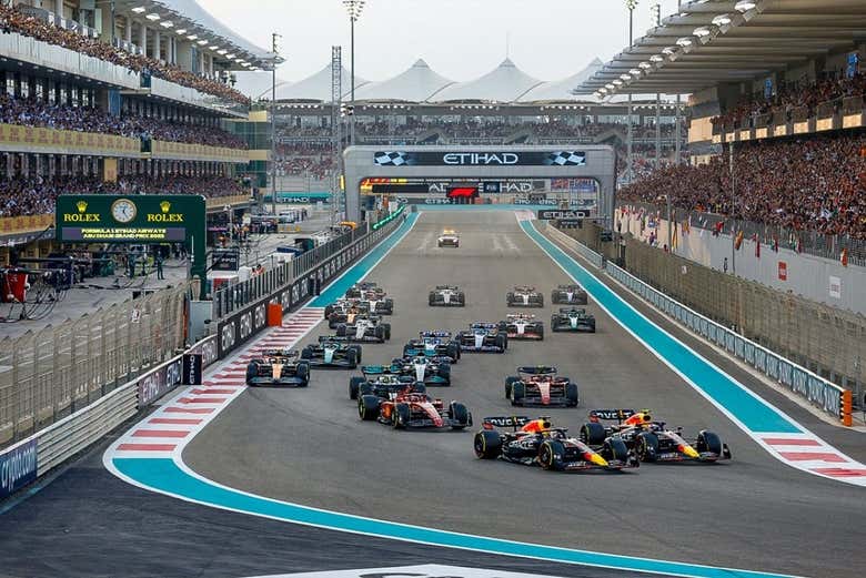 Tratando de adelantar en la recta principal del circuito