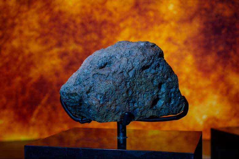 Una roca descubierta en un viaje al oasis de Jughbub