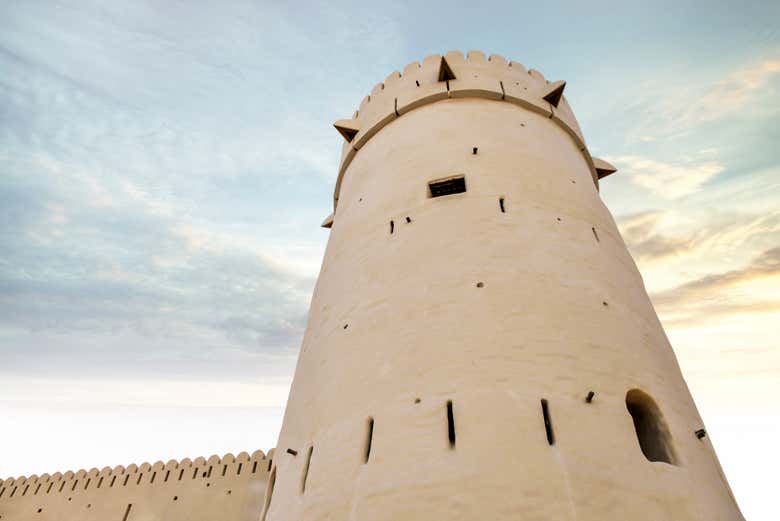 Admirer le donjon de la forteresse Qasr Al-Hosn