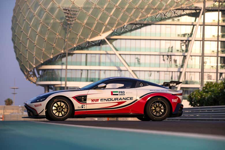 Conduciréis un potente Aston Martin GT4