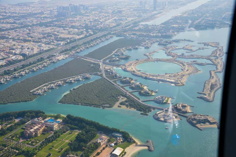 Vista sulla costa di Abu Dhabi dall'alto