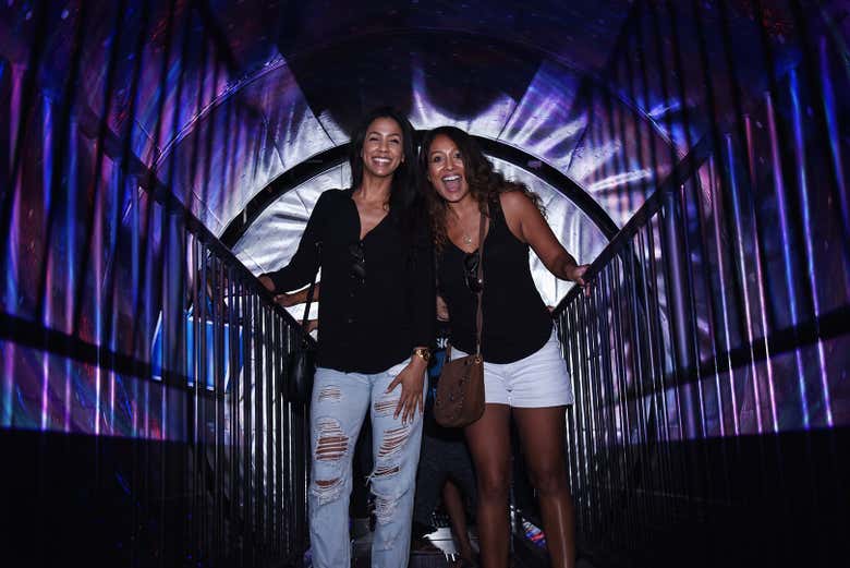 Dos amigas en el túnel del vórtice