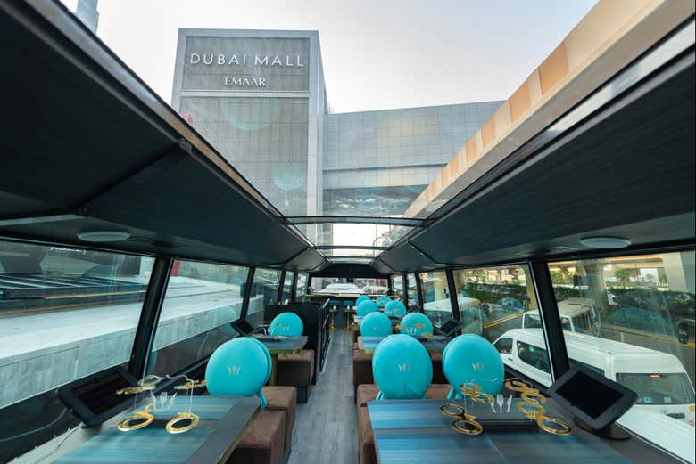 Les tables et les sièges du bus gastronomique de Dubaï
