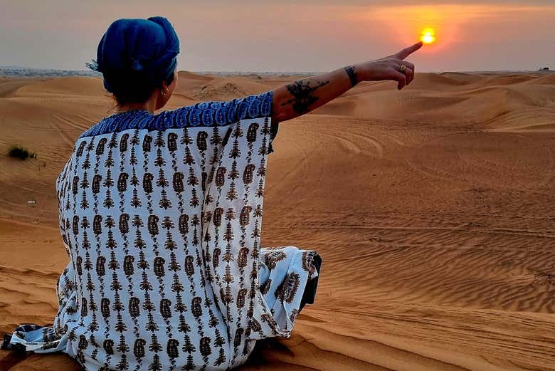 Contemplez le coucher de soleil dans le désert de Dubaï
