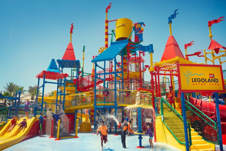 Crianças se refrescando no Legoland Water Park
