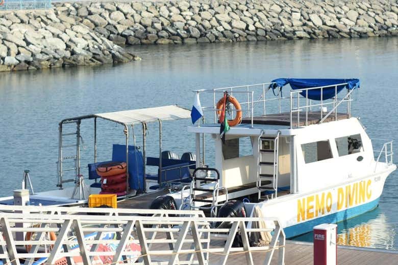 Bateau dans lequel vous naviguerez pendant le baptême de plongée