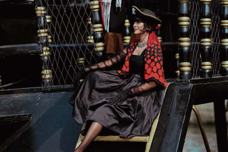 Contemplando las vistas desde el barco pirata