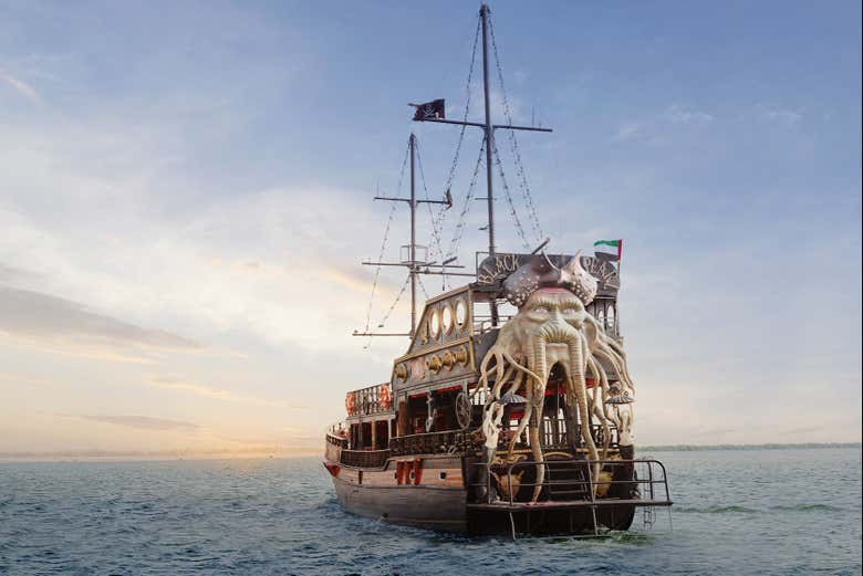 Vistas del barco pirata navegando 