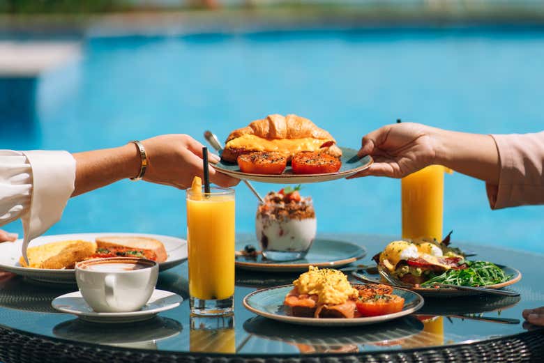 Tomando un delicioso almuerzo en el Riva Beach Club