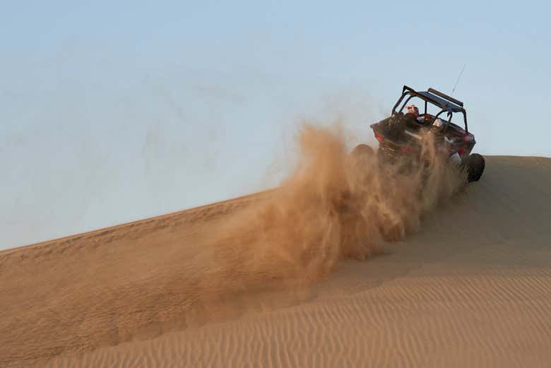 Percorrendo o deserto de buggy