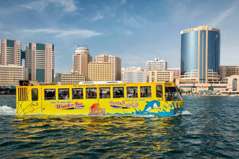 El autobús anfibio navegando