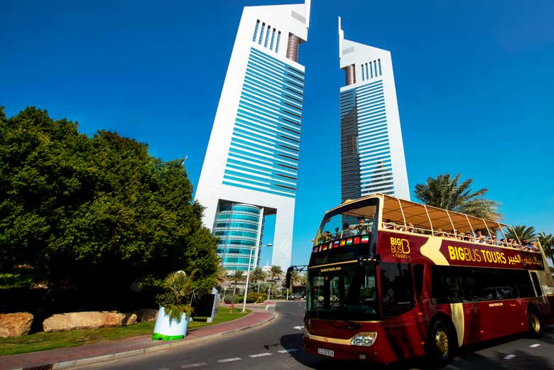 Bus passant devant les tours Jumeirah Emirates