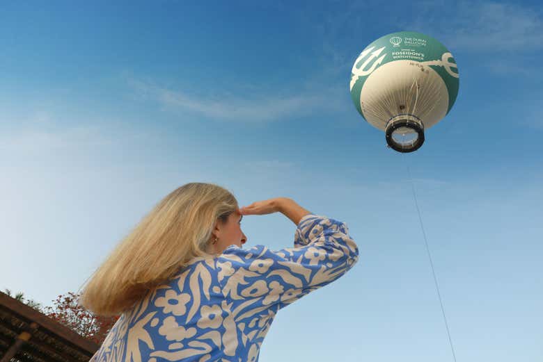 Una chica mirando desde abajo el Balloon